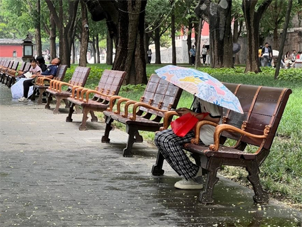 旅客在故宫博物院十八槐区域的路椅休息。故宫博物院供图